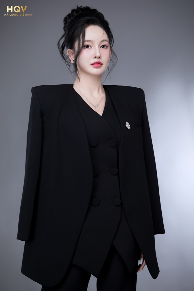Ảnh profile vest đen quyền lực